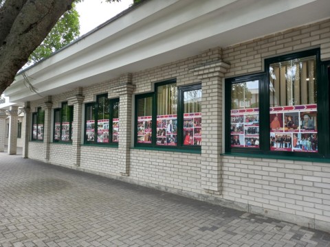 Az ablakra helyezett kiállítás a könyvtár ablakain