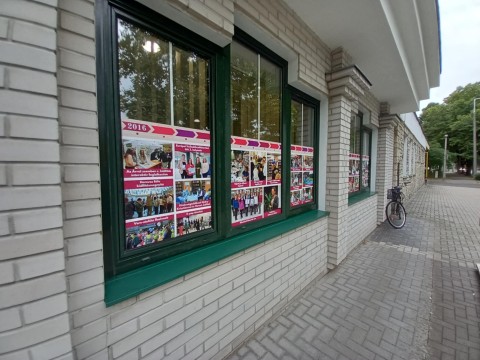 Az ablakra helyezett kiállítás a könyvtár ablakain