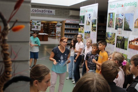 A gyerekek meghallgatják a tárlatvezetést.