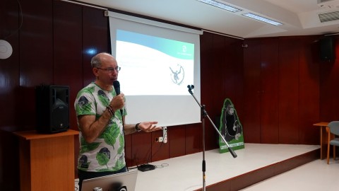Kádár András, a Jane Goodall Intézet főtitkára tart előadást a középiskolai diákoknak.